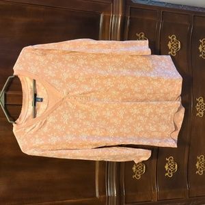 Chaps 3/4 length top. Dusty rose with flowers. Women's size XL. V neck